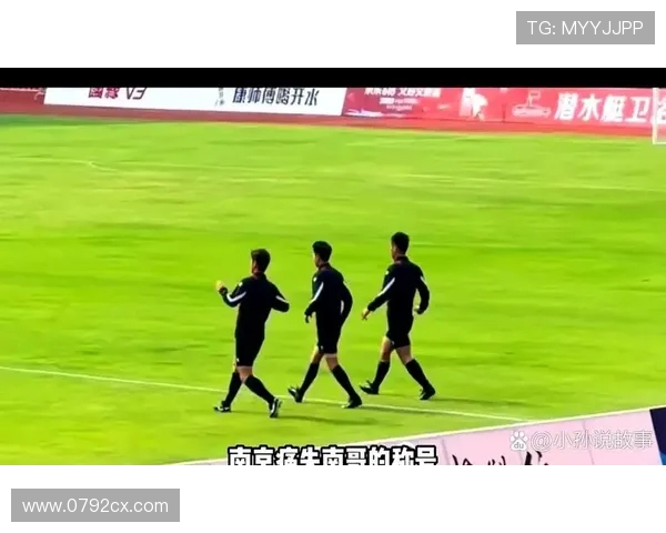 南京足球队在城市联赛中以63分稳居榜首展现强劲实力